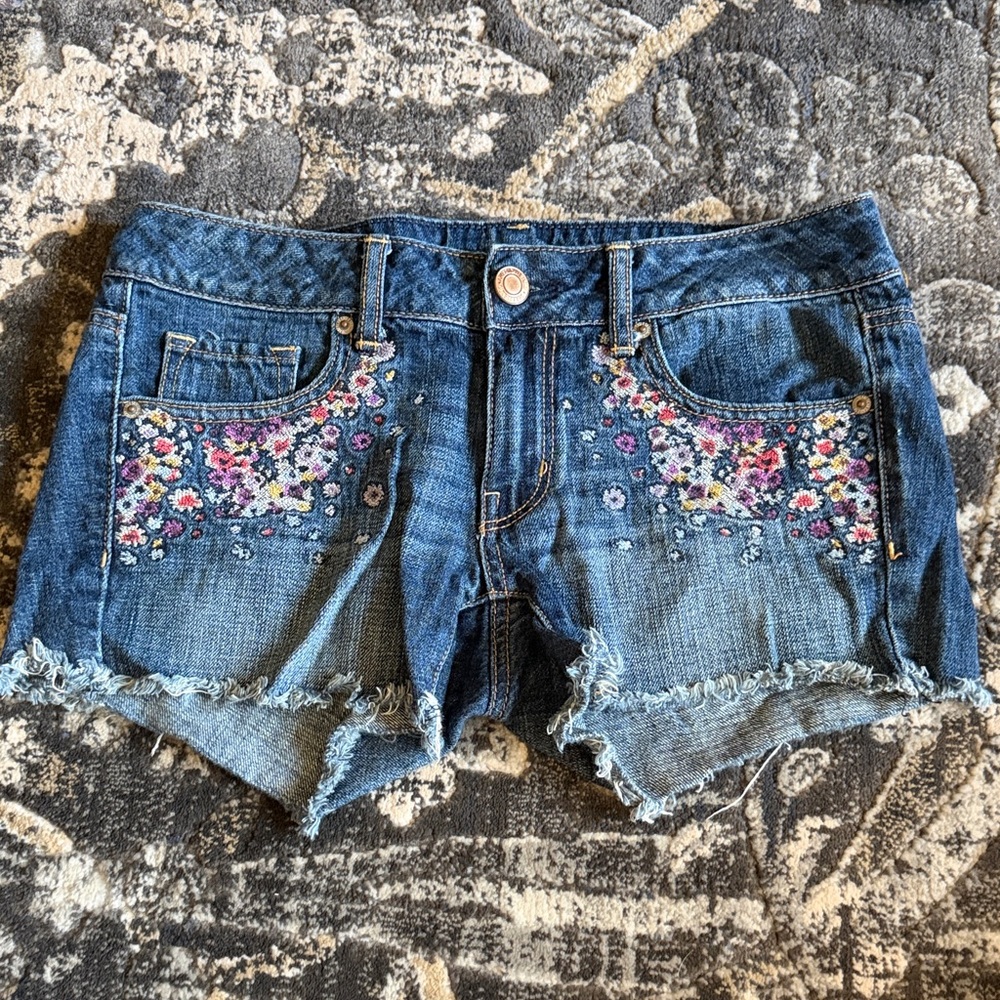 AEO Distressed Embroidered Denim Women’s Shorts - Blue size 6